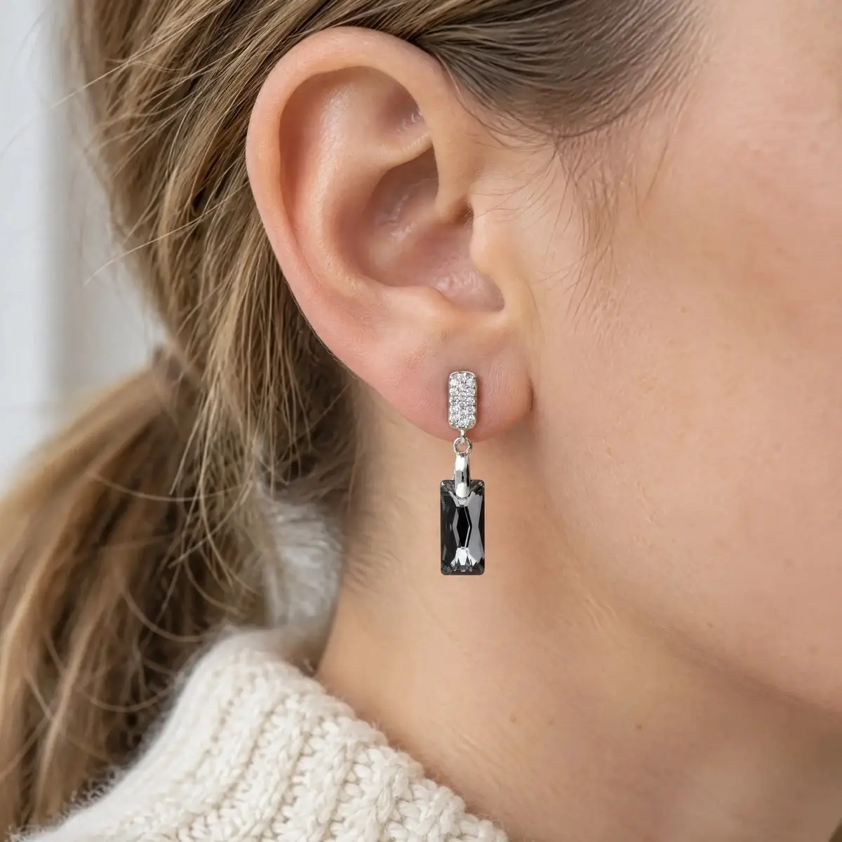 Spark 925 ezüst csüngős fülbevaló téglalap alakú sötét Swarovski kristállyal női fülön