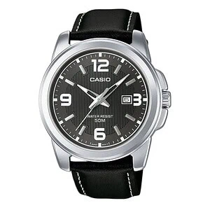 Casio karóra fekete számlappal és nagy fehér számokkal, ezüstszínű tokkal, fekete bőrszíjjal fehér varrással