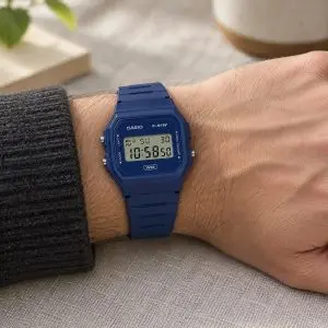 Casio sötétkék műanyag tokos és szíjas digitális férfi karóra férfi csuklón