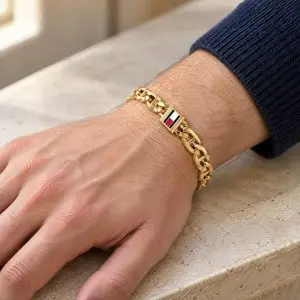 Tommy Hilfiger aranyszínű láncszemes nemesacél karkötő mágneses záron márkajelzéssel férfi csuklón
