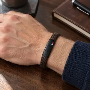 Tommy Hilfiger barna fonott bőr és fekete nemesacél karkötő férfi csuklón