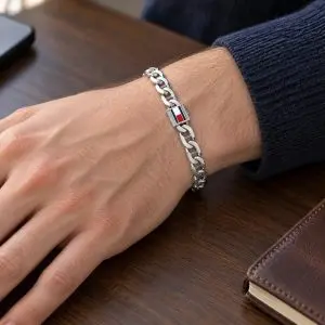 Tommy Hilfiger férfi nemesacél karkötő lapos tengerész láncszemekkel csuklón viselve