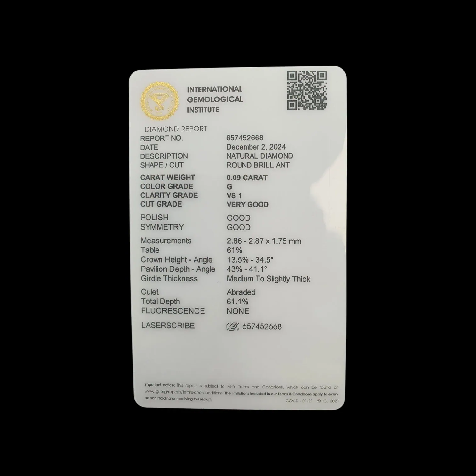 Fekete háttéren fekvő IGI tanúsítványkártya természetes, kerek brillcsiszolású gyémánt adataival