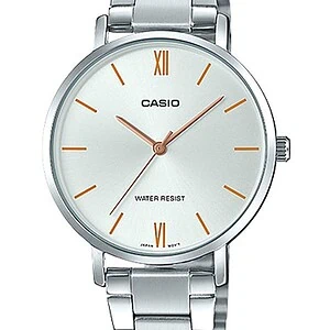 Ezüstös számlapú Casio női karóra rozéarany vonalindexekkel és római számokkal, kerek tokkal és acél karkötővel