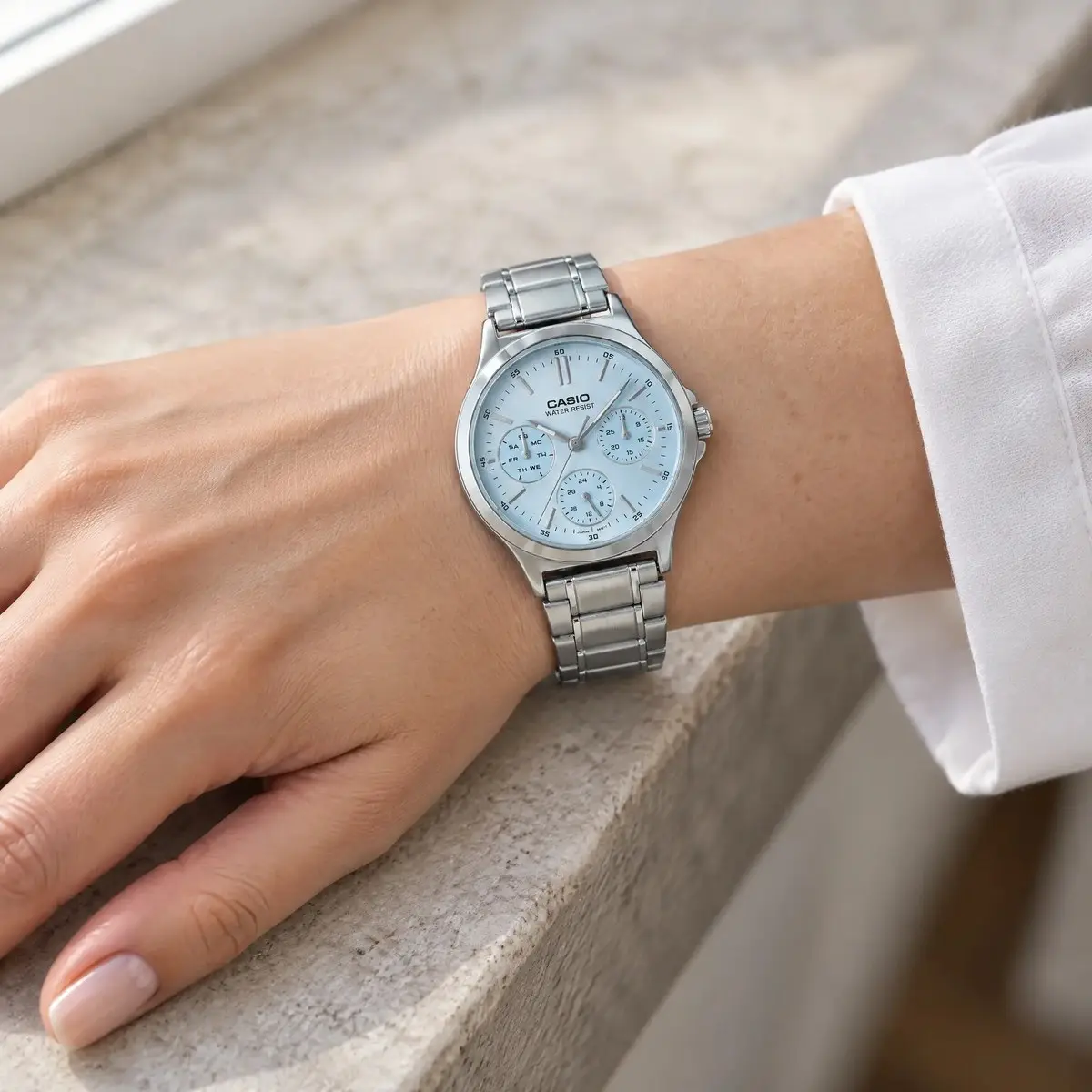 Casio nemesacél szíjas női karóra világoskék számlappal női csuklón