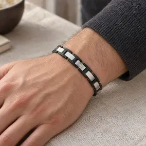 HUGO BOSS kéttónusú fekete és ezüstszínű acél karkötő férfi csuklón