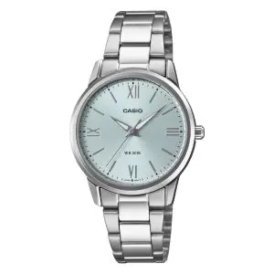 Jégkék számlapos Casio női karóra, a fő pontoknál római számokkal, ezüstszínű acél tokkal és karkötővel