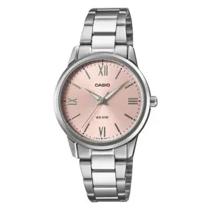 Halvány rózsaszín számlapú Casio női karóra, a fő pontoknál római számokkal, ezüstszínű acél tokkal és karkötővel