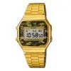 Casio retró digitális karóra aranyszínű tokkal és fémszíjjal, terepmintás kerettel a kijelző körül