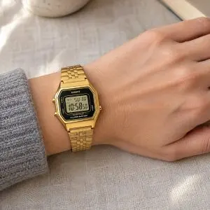 Casio aranyszínű digitális női karóra fekete számlapkerettel csuklón