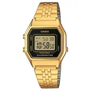 Digitális Casio női karóra szögletes aranyszínű tokkal, fekete kerettel a kijelző körül és aranyszínű karkötővel